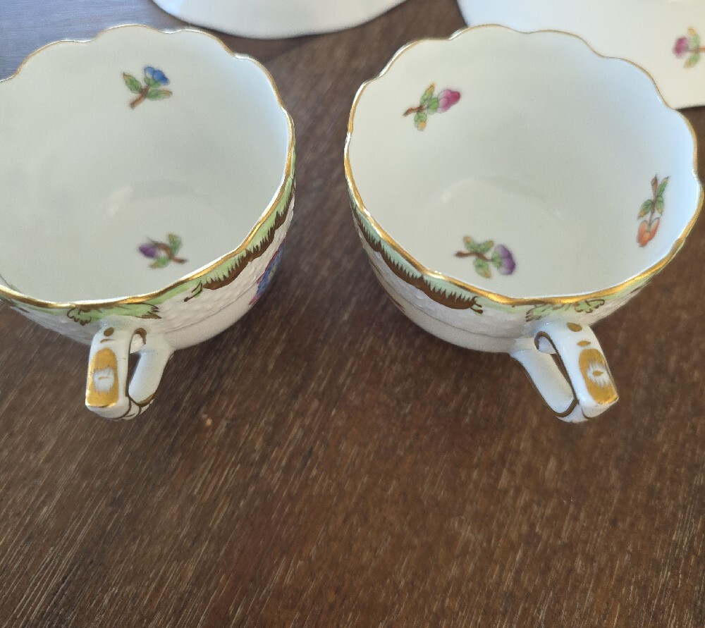 2 HEREND Fine China Demitasse Queen Victoria Teacup and Saucer - Picture 14 of 15